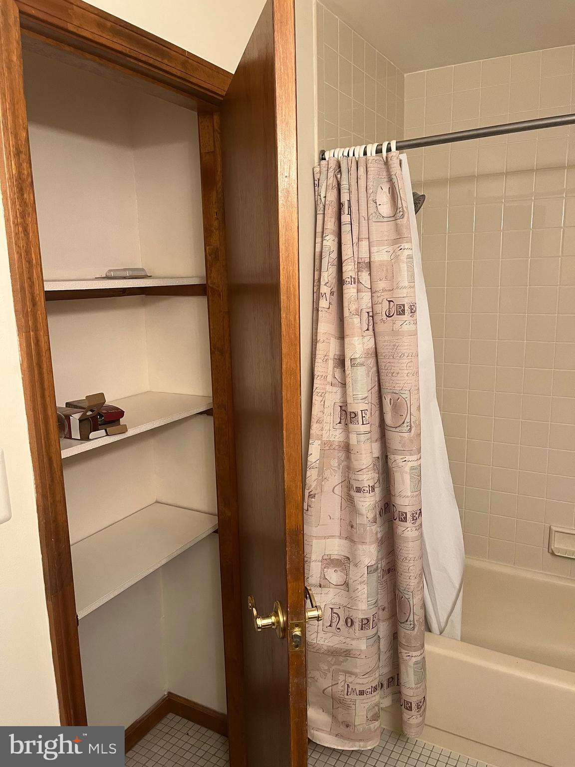 8816 Ridge Avenue, Unit 23 Philadelphia, PA 19128 - Photo 28 of 41 Full Hall Bathroom