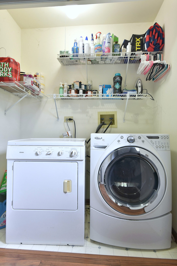 210 Shadybrook Lane Aurora, IL 60504 - Photo 22 of 26 a utility room with dryer and washer