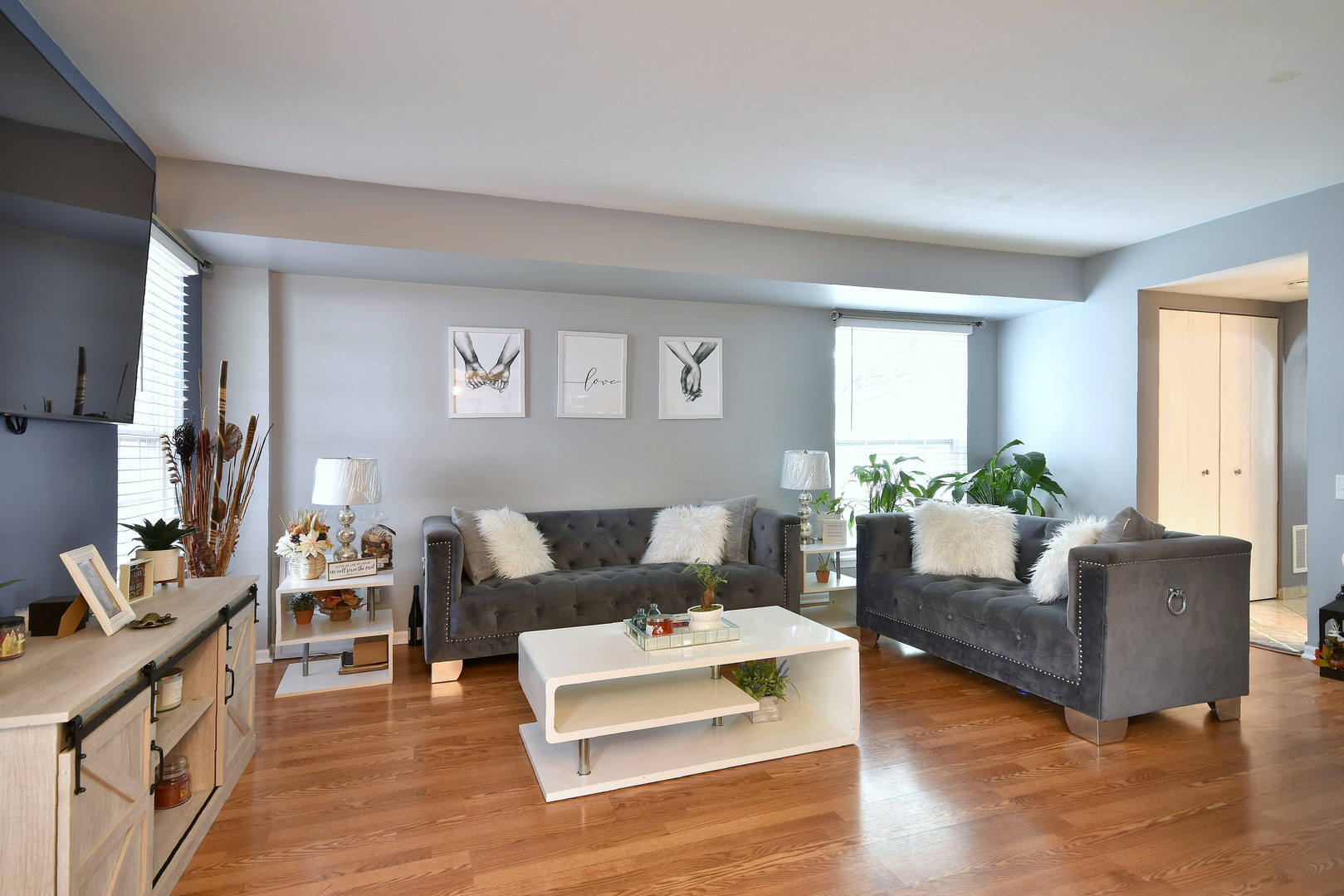210 Shadybrook Lane Aurora, IL 60504 - Photo 4 of 26 a living room with furniture and a wooden floor