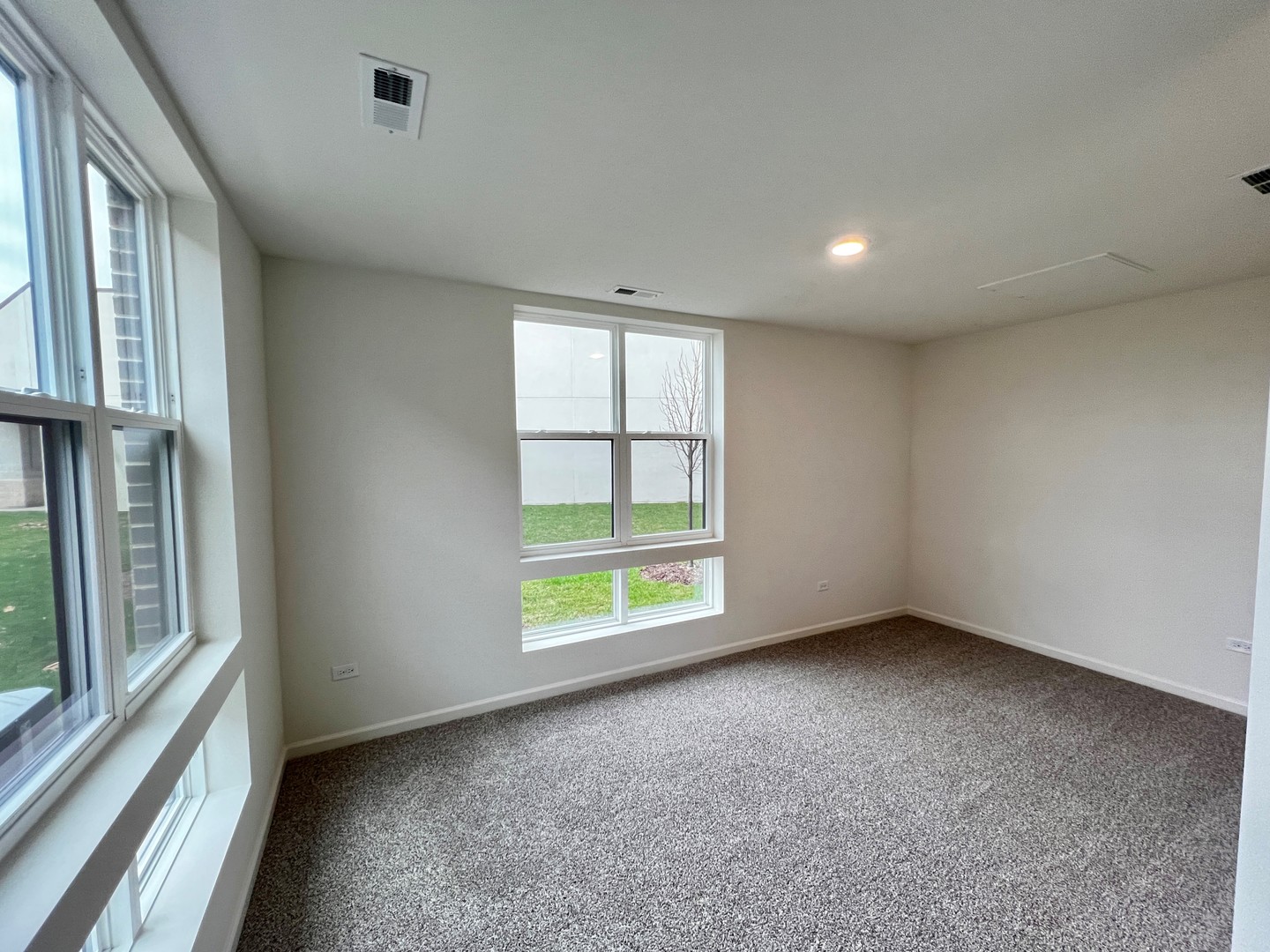 369 Summit Circle Lombard, IL 60148 - Photo 10 of 45 an empty room with windows