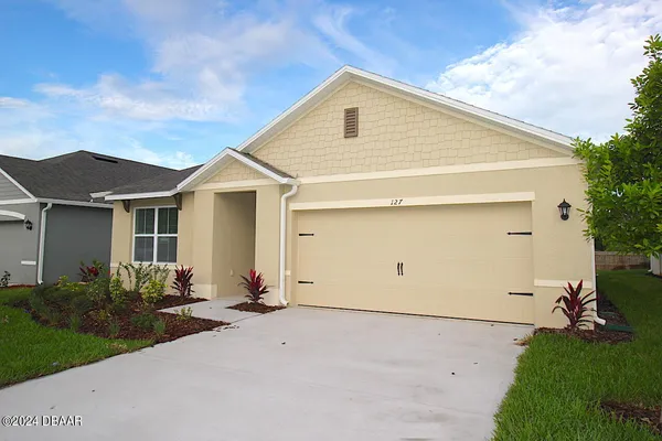 a view of a house with backyard and garden