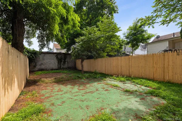 a view of a backyard