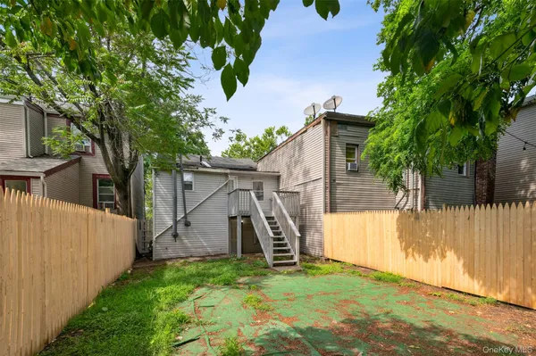 a view of a backyard