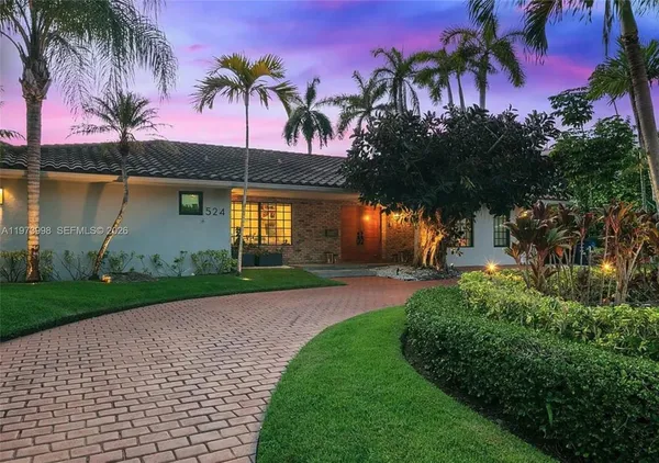 a view of a backyard