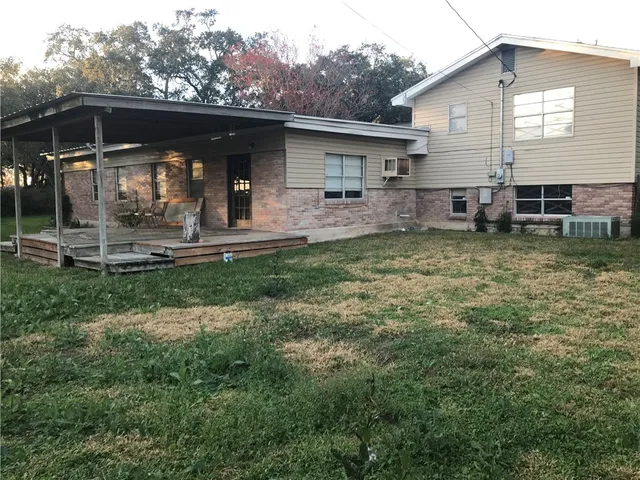 a view of a house with backyard
