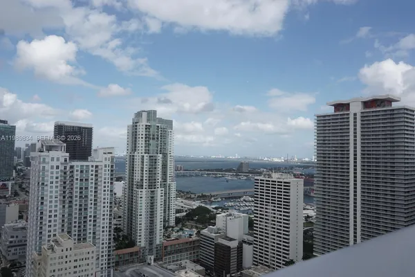 $2,600 | 151 Southeast 1st Street, Unit 3304, Miami, FL 33131