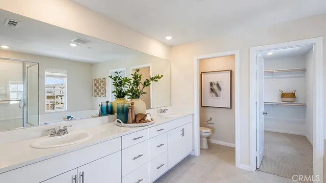 a en suite bathroom with double sink and a mirror