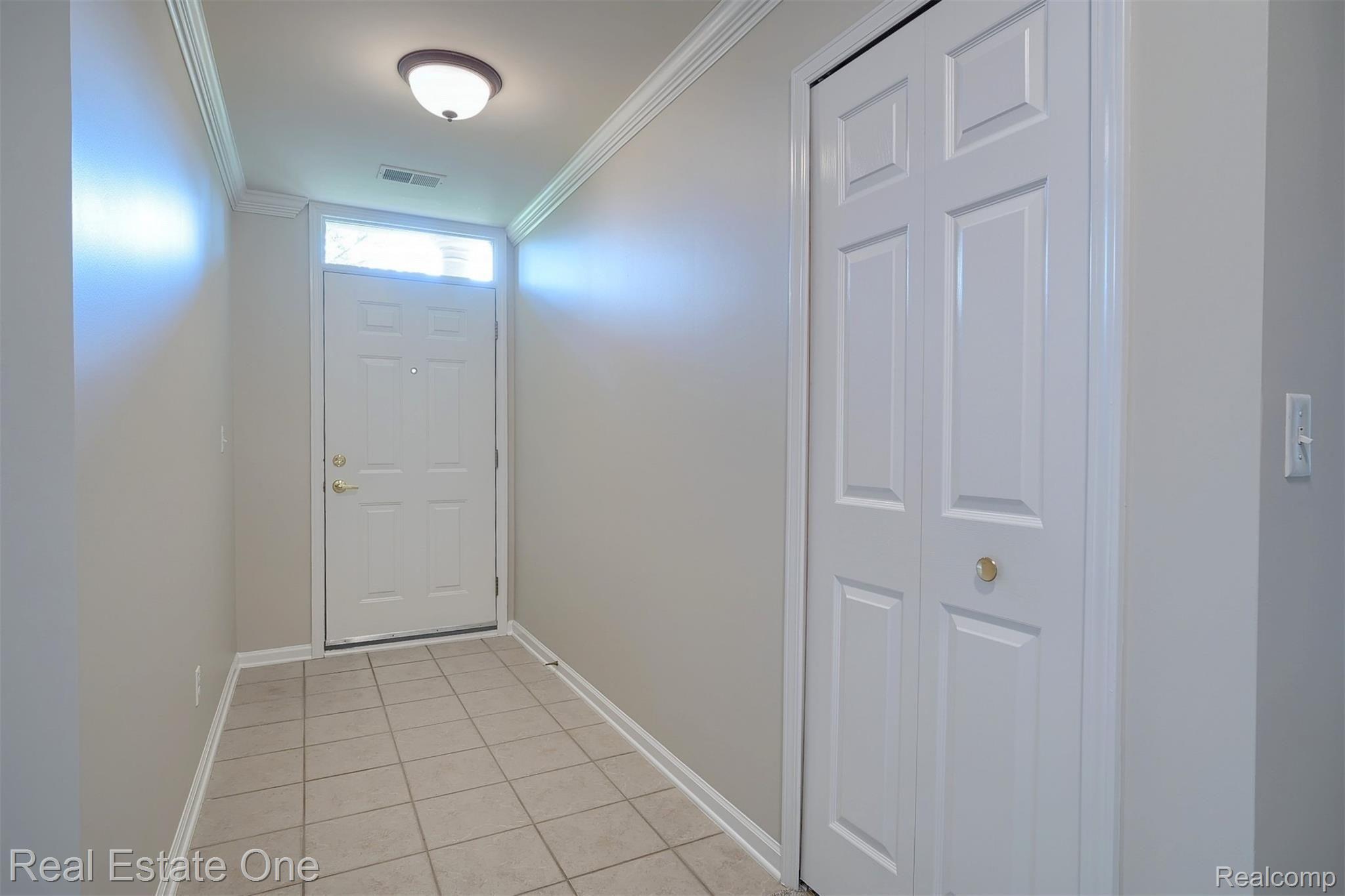 5353 Brookemonte Circle Rochester, MI 48306 - Photo 4 of 32 3-Foyer.jpg
