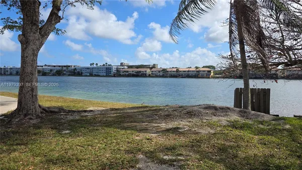 $2,400 | 750 Northeast 199th Street, Unit 101H, Miami, FL 33179