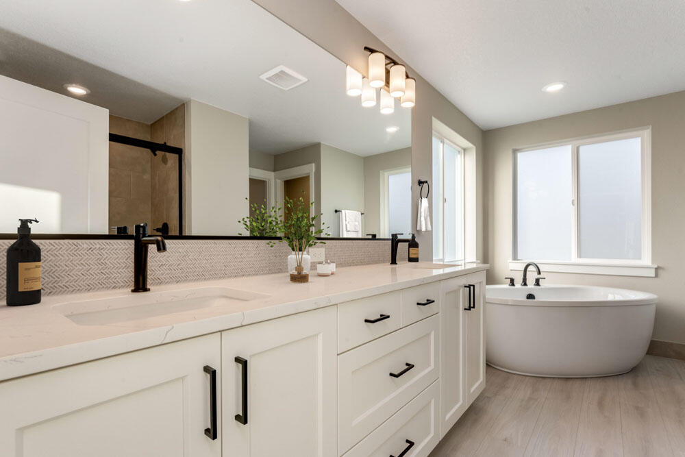 60940 Southeast Apollo Place Bend, OR 97702 - Photo 6 of 22 MP3-Benjamin-E-Classic-2024-PrimaryBath