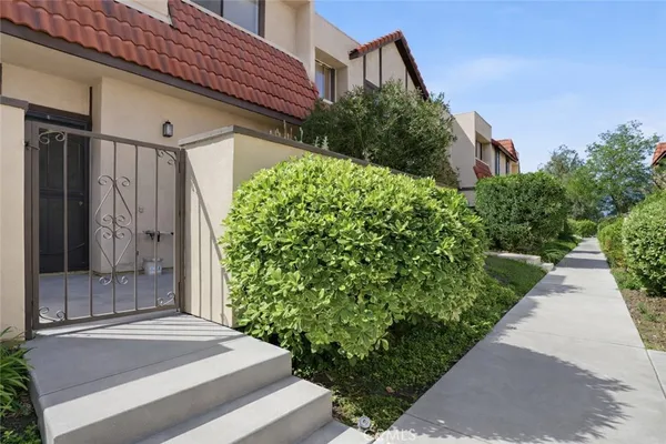 $489,995 | 27657 Ironstone Drive, Unit 1, Canyon Country, CA 91387