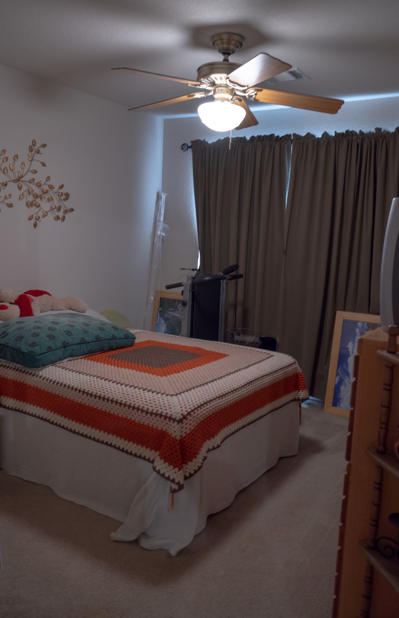 812 Battenburg Trail Pflugerville, TX 78660 - Photo 11 of 29 Come take a peek at this inviting bedroom, perfect for family, guests, or a home office.