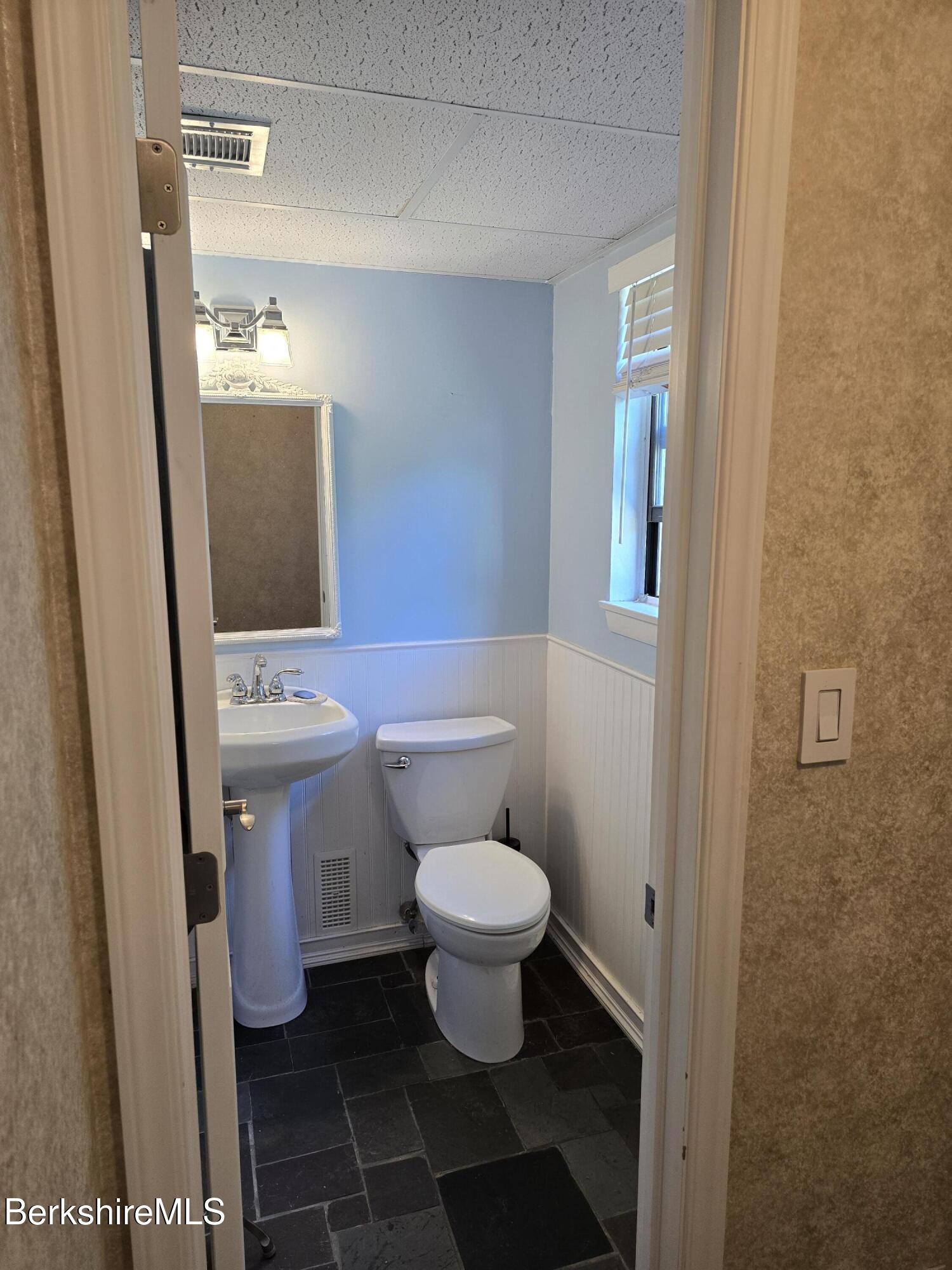 555 Russell Road, Unit J 65 Westfield, MA 01085 - Photo 5 of 20 a bathroom with a toilet a sink and mirror