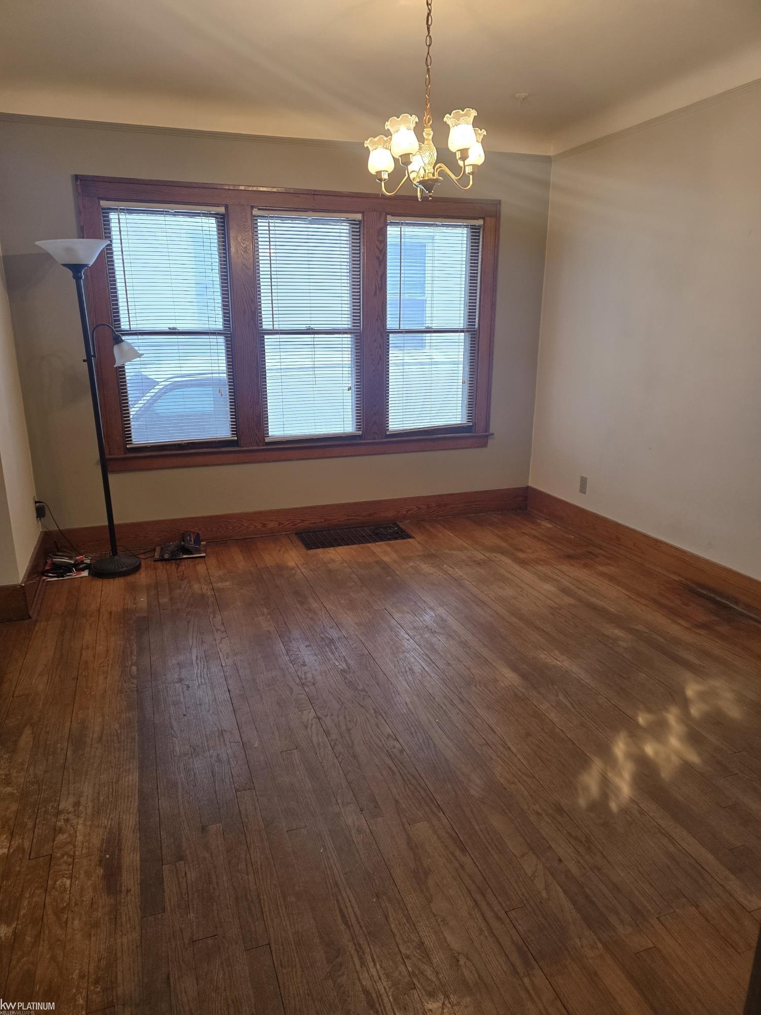 8071 Harding Street Center Line, MI 48015 - Photo 10 of 33 50195239-ba97e420-80b5-4bd5-9a88-333f4c338eff.JPG