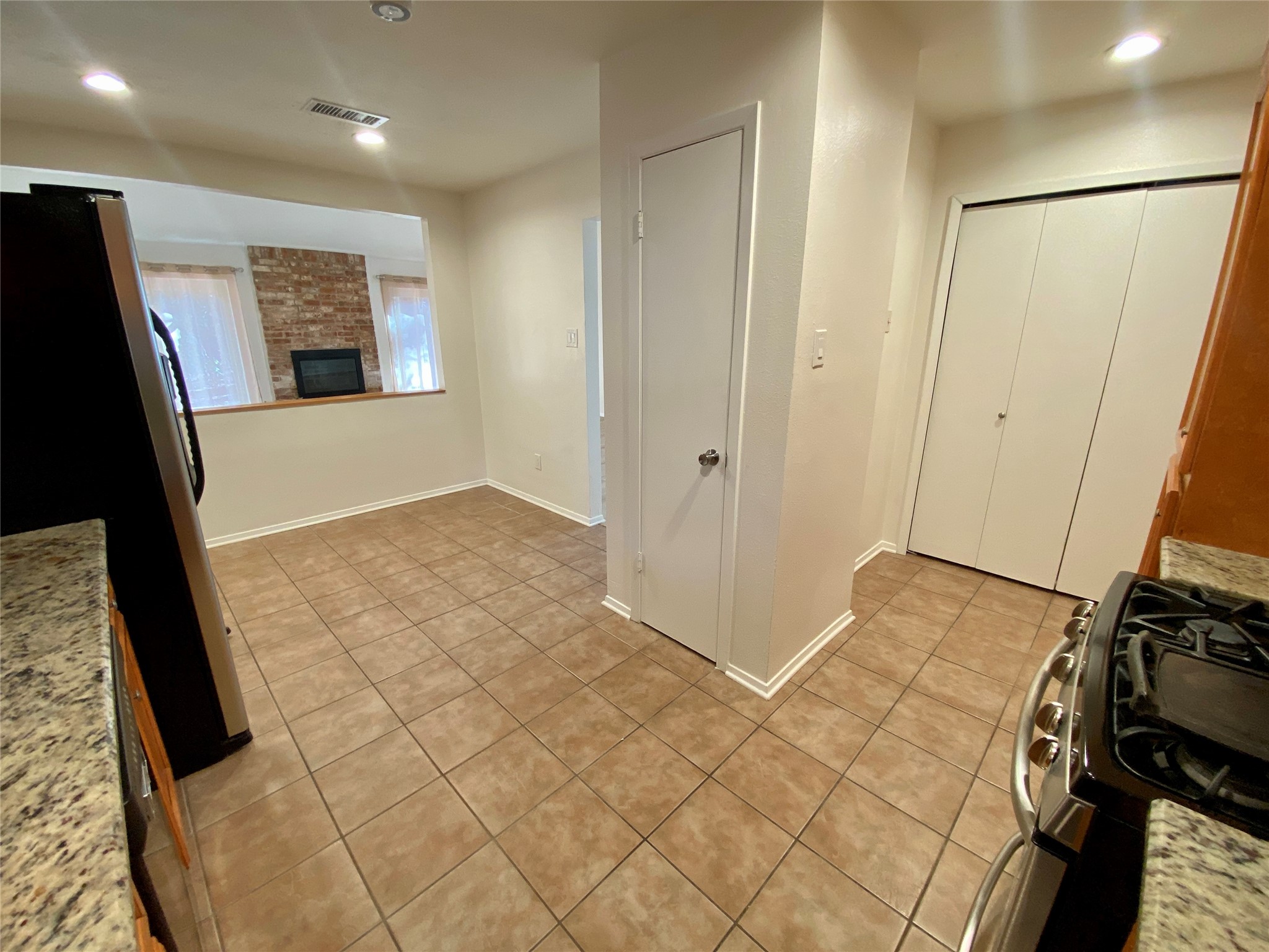 2 North Waxberry Road The Woodlands, TX 77381 - Photo 11 of 28