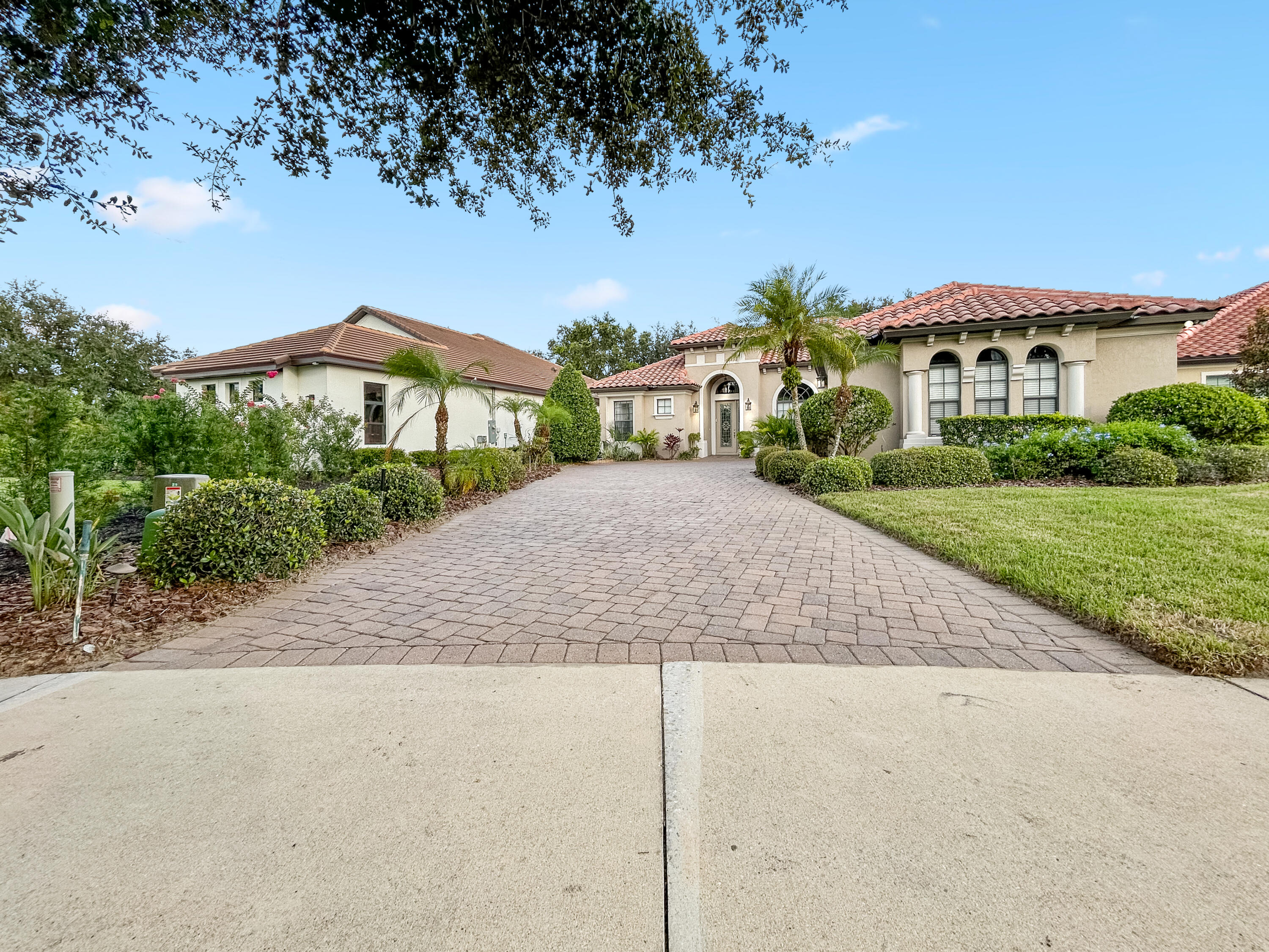 26345 San Gabriel Howey-in-the-Hills, FL 34737 - Photo 2 of 51 front view of a house with a yard