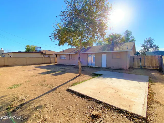 a view of a backyard