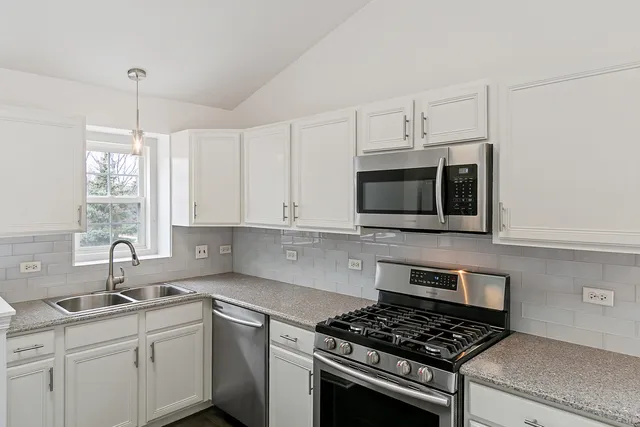 $2,500 | 2604 Sheehan Court, Unit 204, Naperville, IL 60564