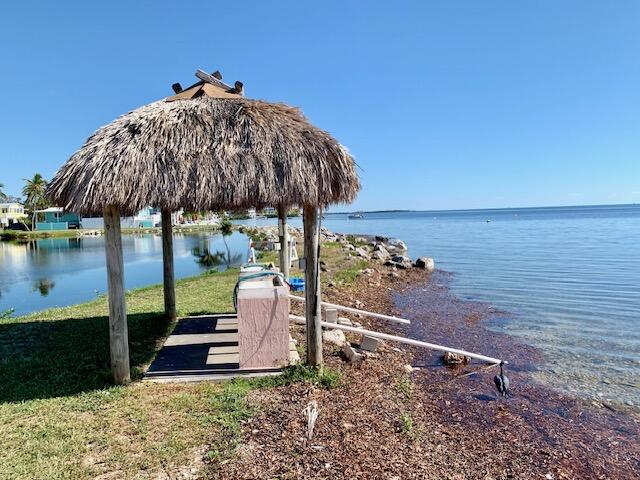 808 South Silver Circle Key Largo, FL 33037 - Photo 40 of 50 a view of a backyard with sitting area