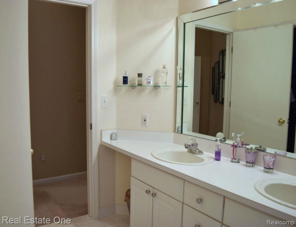 3374 Henley Court Rochester, MI 48309 - Photo 12 of 33 Master Bath