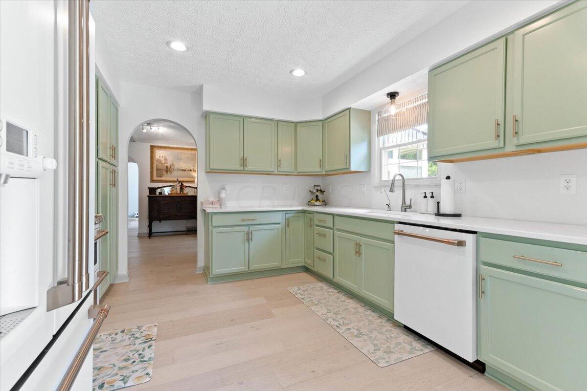 6245 Feder Road Columbus, OH 43228 - Photo 10 of 34 10-Kitchen