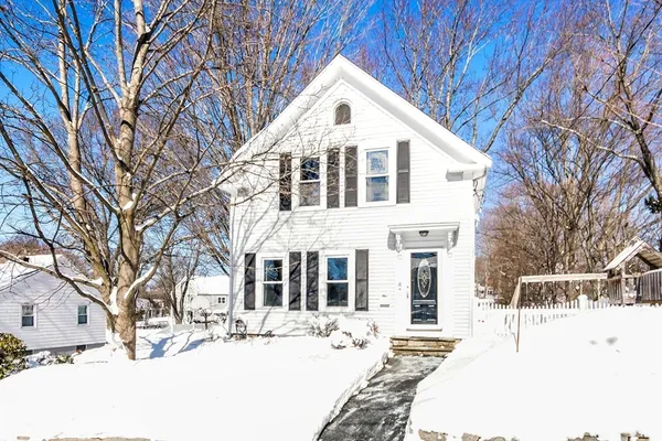 $840,000 | 4 Garfield Avenue, Stoneham, MA 02180