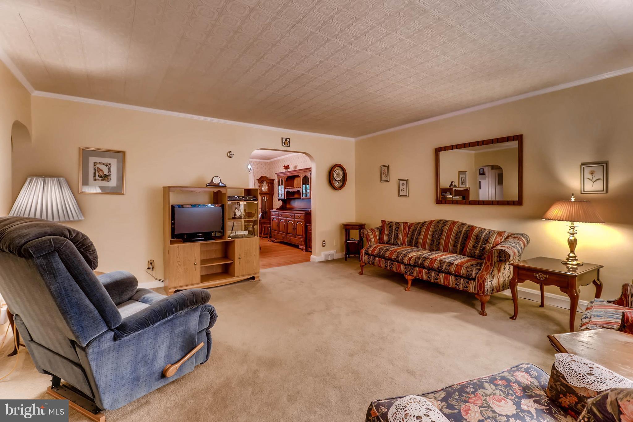1811 Edgewood Road Baltimore, MD 21286 - Photo 4 of 28 Living Room