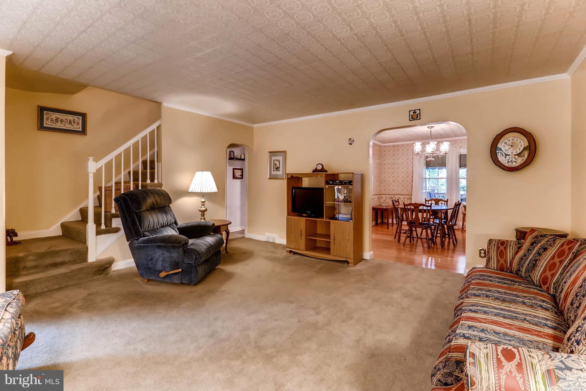 1811 Edgewood Road Baltimore, MD 21286 - Photo 5 of 28 Living Room