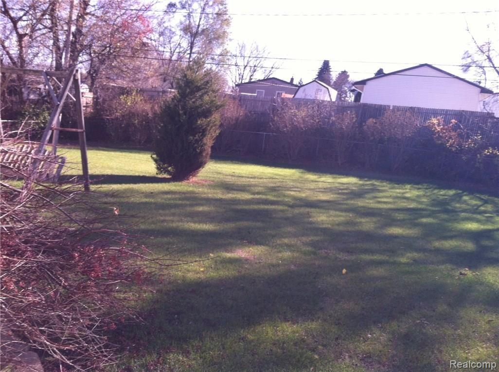 722 Kinney Road Pontiac, MI 48340 - Photo 3 of 4 Backyard