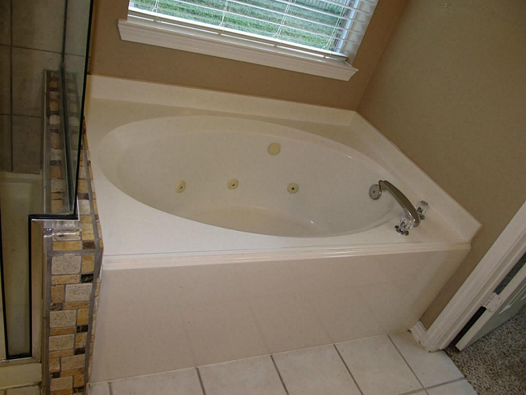 5104 Big Spring Drive Pearland, TX 77584 - Photo 12 of 28 Whirlpool tub