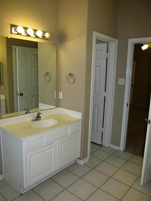 5104 Big Spring Drive Pearland, TX 77584 - Photo 10 of 28 Another view of Master bath