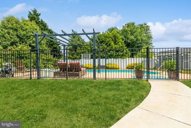 a view of a house with backyard
