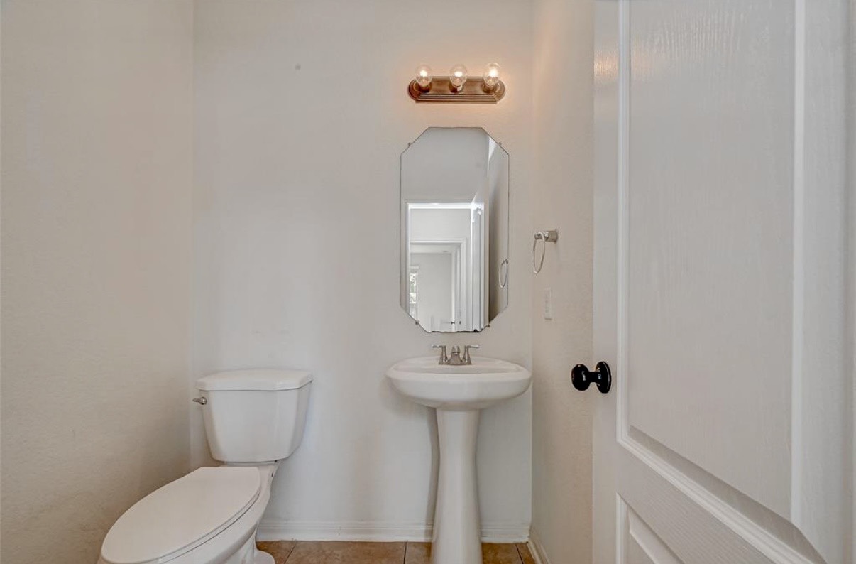 11 Sagamore Ridge Place Spring, TX 77389 - Photo 13 of 35 half bathroom