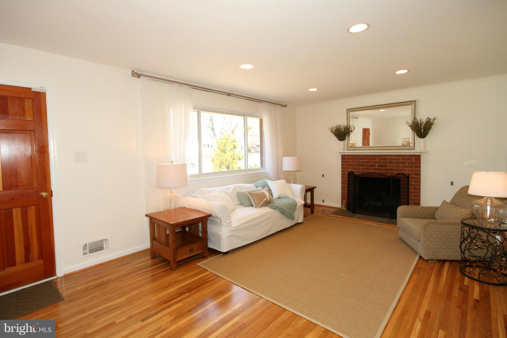 5635 Bellington Avenue Springfield, VA 22151 - Photo 2 of 29 Living Room