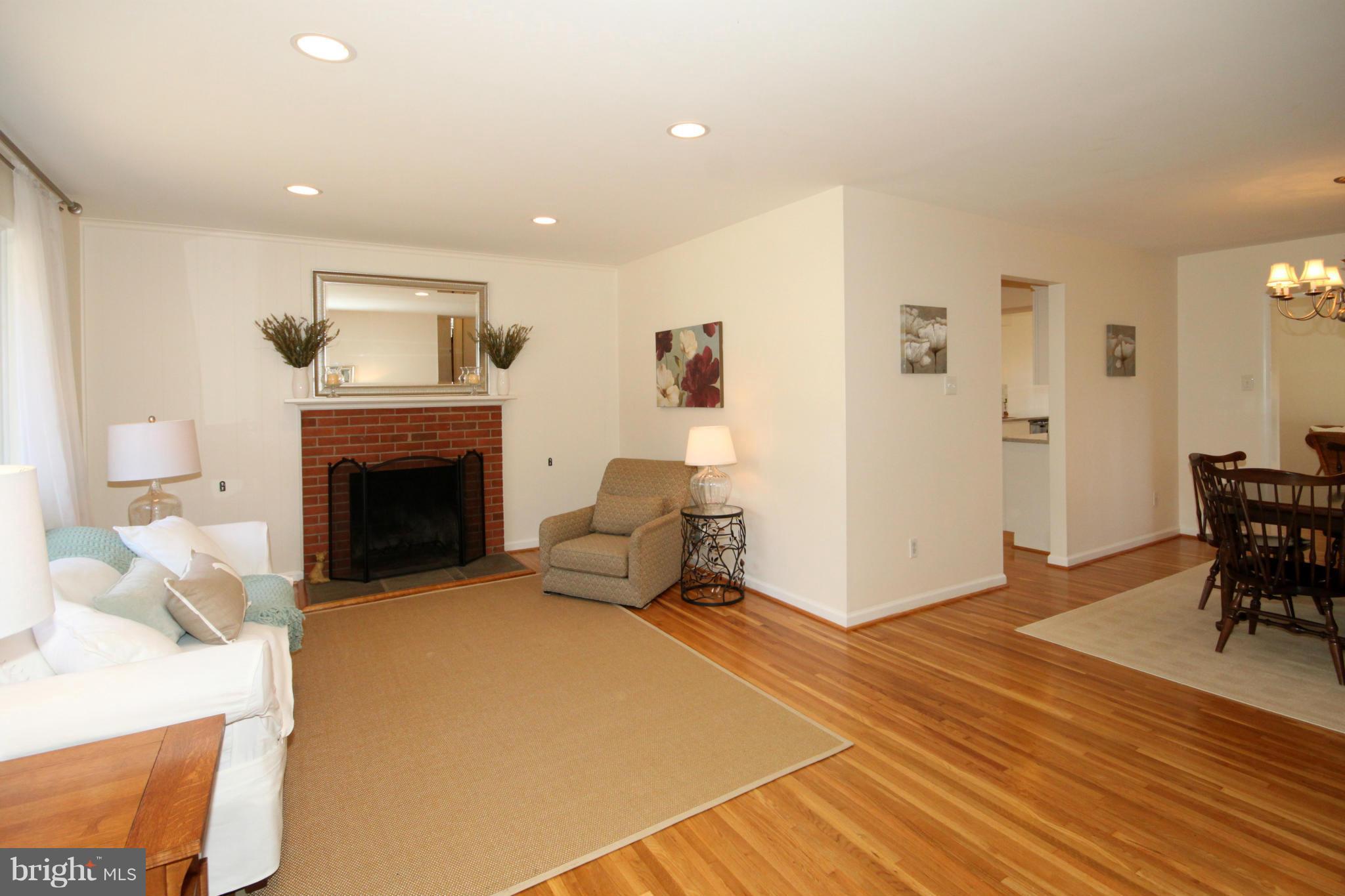 5635 Bellington Avenue Springfield, VA 22151 - Photo 4 of 29 Living Room