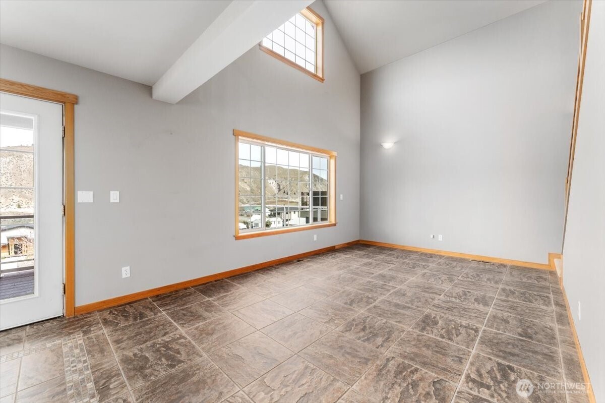 585 Entiat Place Orondo, WA 98843 - Photo 11 of 40 an empty room with windows