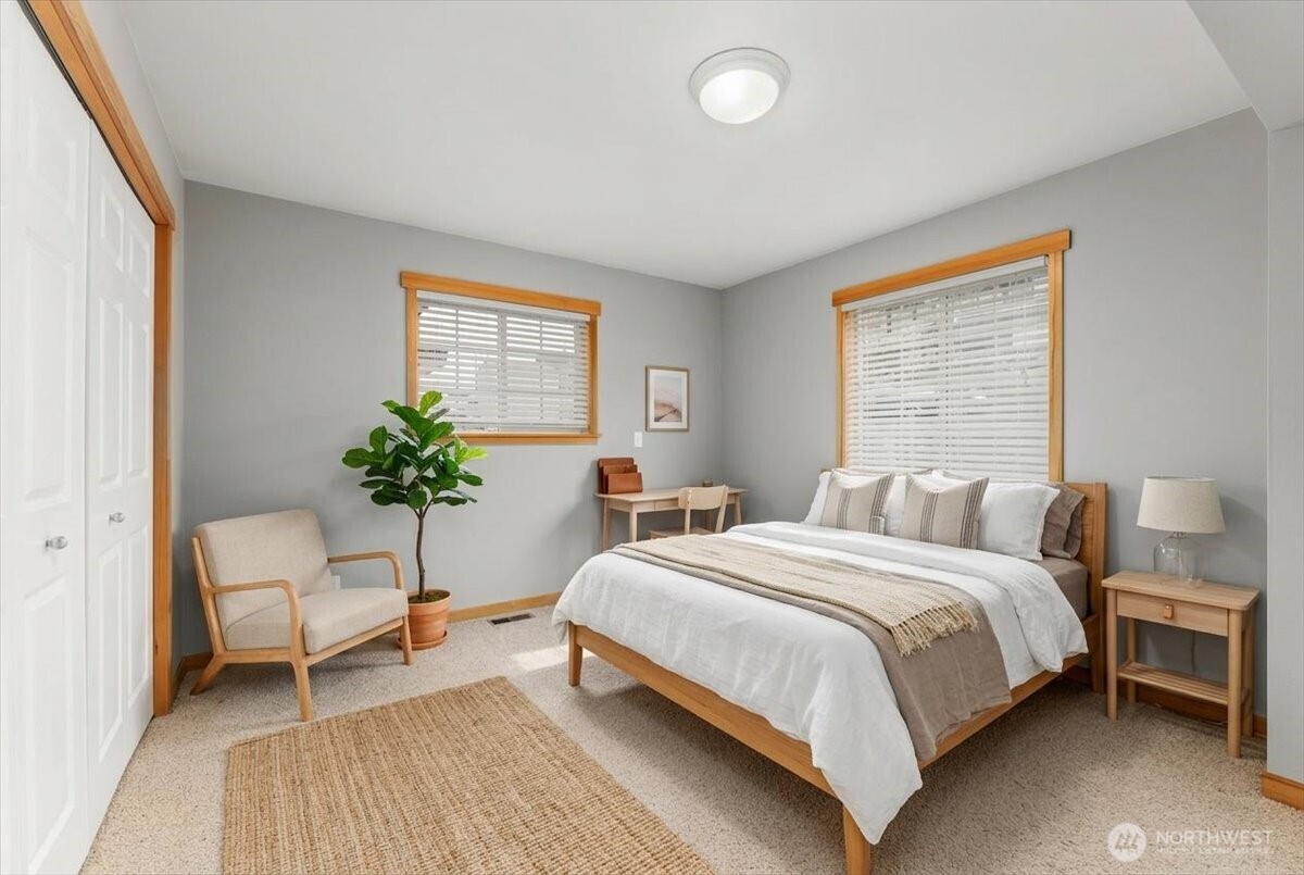 585 Entiat Place Orondo, WA 98843 - Photo 14 of 40 a bedroom with a bed and a chair