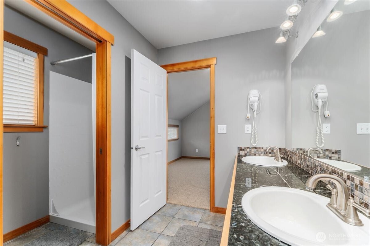 585 Entiat Place Orondo, WA 98843 - Photo 21 of 40 a bathroom with a sink and a mirror