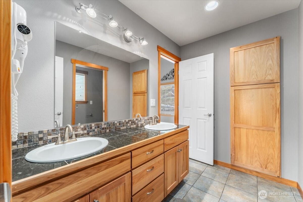 585 Entiat Place Orondo, WA 98843 - Photo 22 of 40 a bathroom with a double vanity sink and a mirror