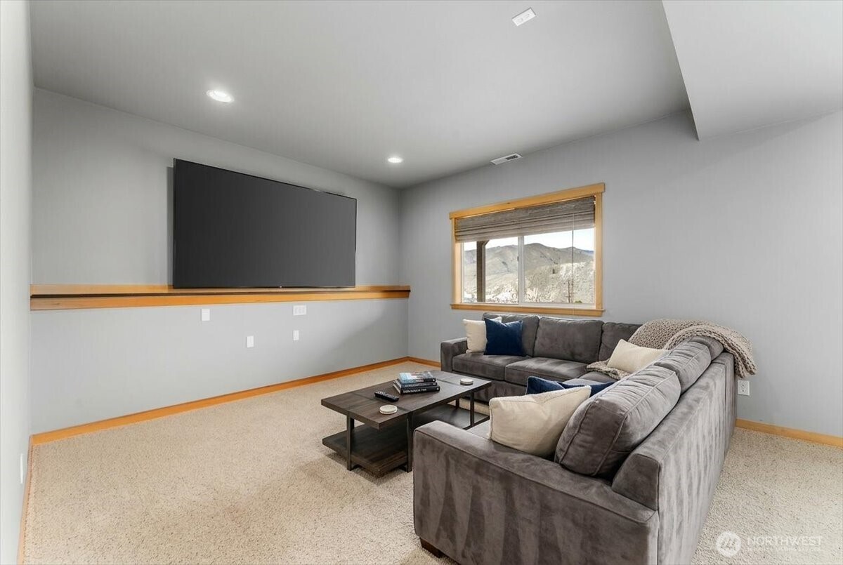 585 Entiat Place Orondo, WA 98843 - Photo 25 of 40 a living room with furniture and a flat screen tv