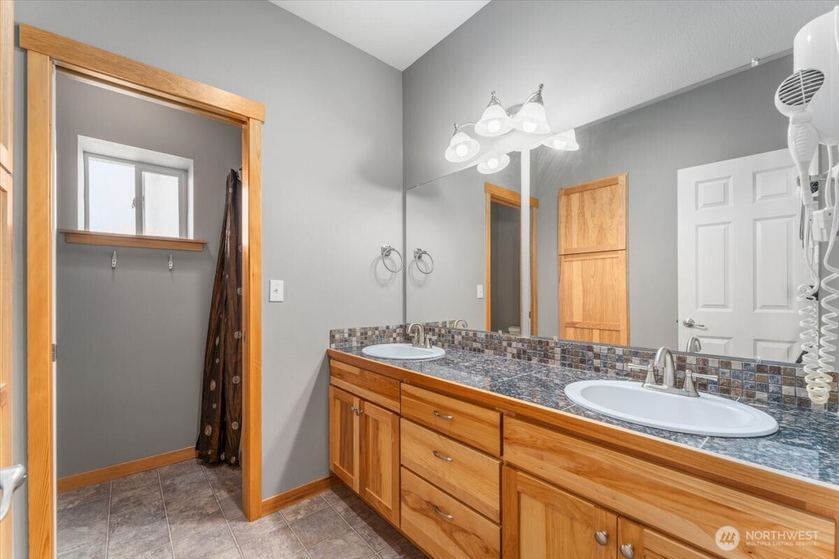585 Entiat Place Orondo, WA 98843 - Photo 26 of 40 a bathroom with a double vanity sink and a mirror