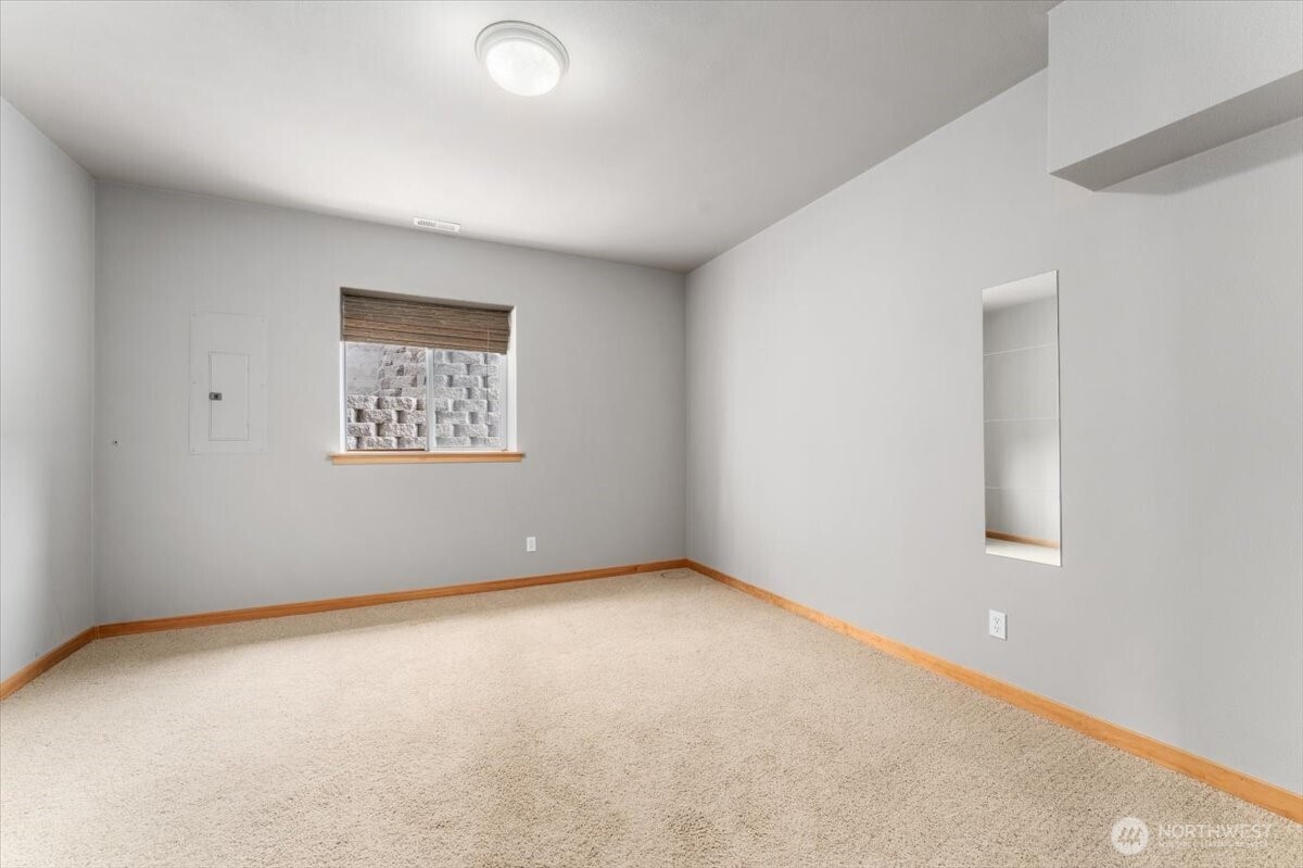 585 Entiat Place Orondo, WA 98843 - Photo 27 of 40 an empty room with a window