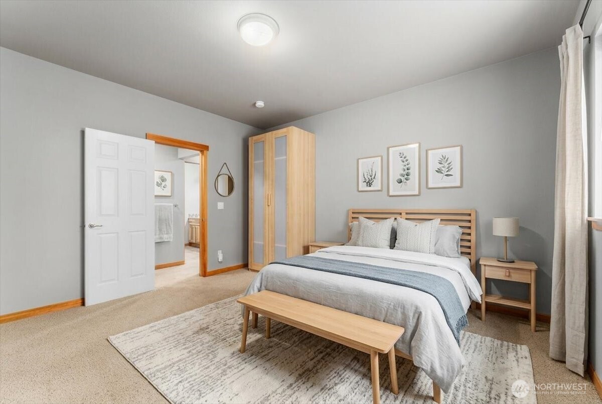 585 Entiat Place Orondo, WA 98843 - Photo 28 of 40 a bedroom with a bed and a table