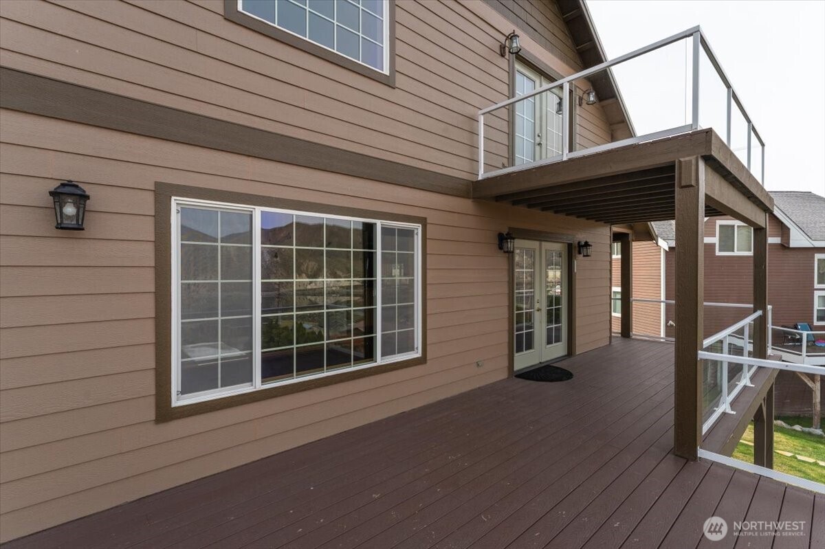 585 Entiat Place Orondo, WA 98843 - Photo 31 of 40 a view of front door with wooden floor and seating space