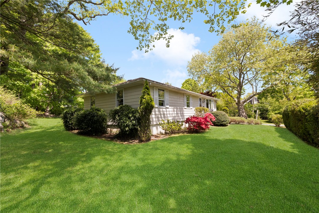 33 Brenton Road Newport, RI 02840 - Photo 14 of 40 Side Exterior
