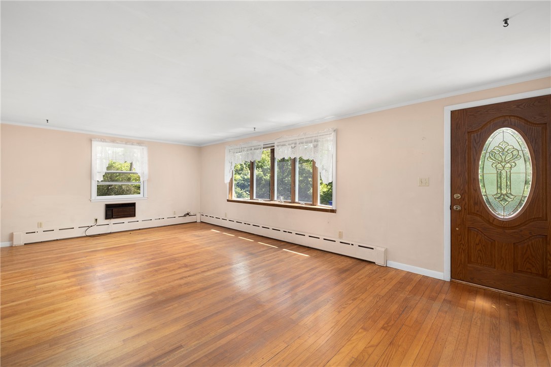33 Brenton Road Newport, RI 02840 - Photo 18 of 40 Living Room