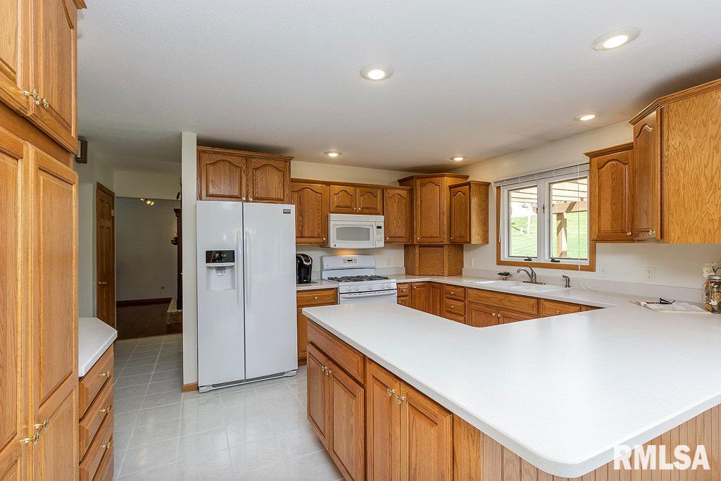 5470 White Post Road Bettendorf, IA 52722 - Photo 6 of 24 Gallery Image 6