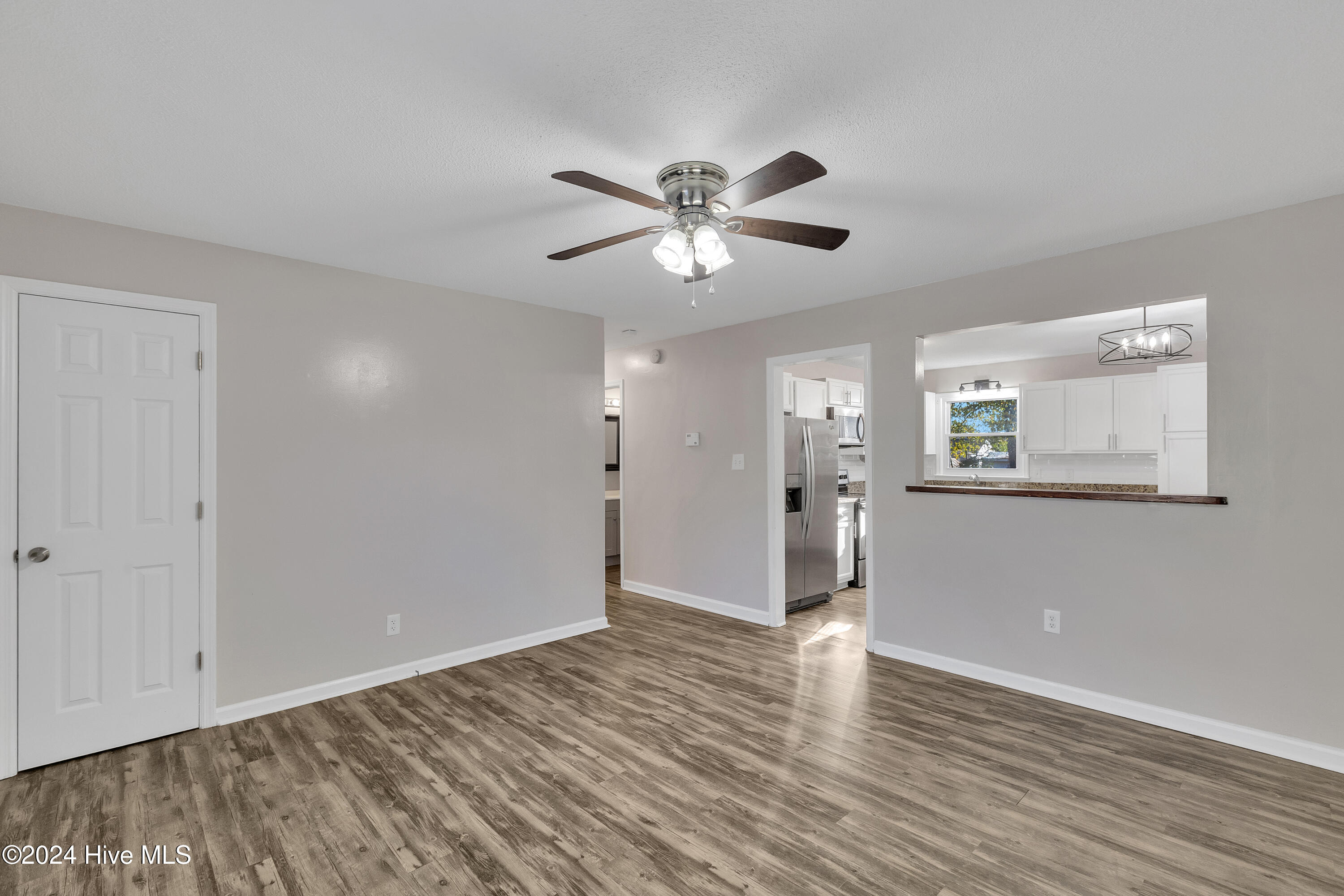 2514 Country Club Road Jacksonville, NC 28546 - Photo 6 of 27 Living Room