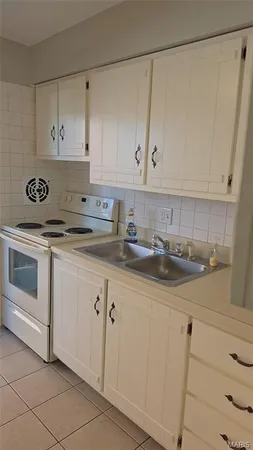 $1,350 | 7939 Royal Arms Court, Unit 2, St. Louis, MO 63123