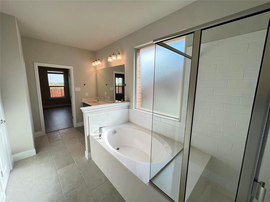 3611 Walnut Rdg Drive Midlothian, TX 76065 - Photo 16 of 29 a bathroom with a bathtub and a shower